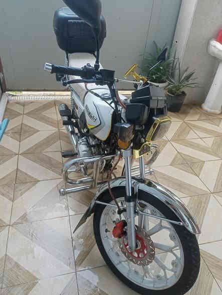 دراجة ايراني مرقمة للبيع بشرط التحويل ما اسوي وكالة. موديل 24 (150cc) المحرك مجفت هسة كلشي مابي لا تنقيص ولا تبخير . تايرات جديدة ودبلات خلفية وماشة خلفية جدد وباتري وتانكي جديد. الدراجة نظيفة وكلشي بيها شغال بس بيها شغلات خفايف يحتاجن ترتيب وبس 
السعر مليون و350الف وبيها مجال قليل. عنواني بغداد الشعب للاستفسار والتواصل على الخاص او الاتصال واتساب على الرقم *********** فقط بي واتساب
