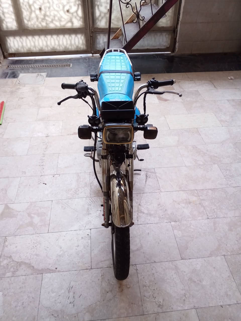 سلامه عليكم شباب دراجه ايراني سونك موديل2023 150s دراجه حلوه او تخبل كامله من كلشي كهربائيات  مكينه ناعمه بس بيها شغله مادري شنو دخت بيها جبت الها باتري جديد او كتف شحن جديد او ما جاي ادير سلف بس من أجطلها على باتري تشتغل سلف كبل فا مادري ليش هاي الحالها بيها فا هاي الدراجات كدامك كامله من كلشي سعرها 600 أو بيها مجال رقم *********** مكاني بغداد  الحبيبيه
