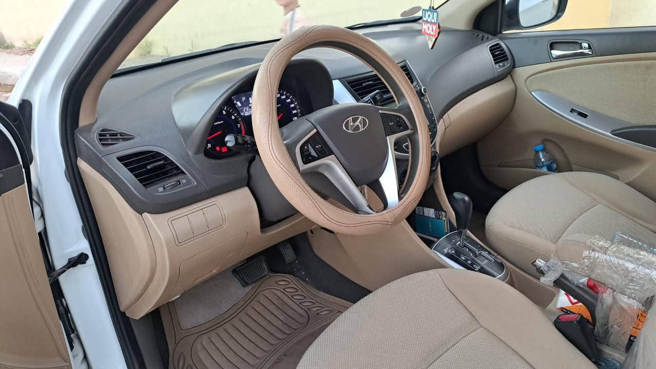 للبيع: هيونداي أكسنت أبيض - بحالة ممتازة ونظافة عالية! 🚗✨
 (Hyundai Accent).
 الموديل [ 2012].
ممشى (العداد): 100,280 كم (حقيقي وموضح بالصور).
((مرقم نينوى))
⚙️ المواصفات:
 * كير أوتوماتيك.
 * فتحة سقف (سلايد روف).
 * داخل بيجي (كشّات ودواخل نظيفة جداً كما موضح بالصور).
 * كشافات ضباب أمامية.
 * سبير وعدة كاملة ونظيفة.
 * تبريد ثلج، كير ومحرك وتخم تاير (بشرط الفحص).
🛡️ حالة السيارة:
 * السيارة بيتية وجاهزة من كل شيء، ولا تحتاج لأي مصرف.
 * [السيارة مكفولة من الضربة القوية والتبديل، بيها بس شخوط سطحية بالدعامية الخلفية (يمين ويسار) موضحة بالصور، وباقي البودي سليم 100%."

💰 السعر:
[115 دفتر و15 ورقة] - وبها مجال بسيط للشراي الجاد بعد المعاينة.
نينوى //الموصل].
📞 للتواصل والاستفسار:
[***********] (متوفر واتساب).
