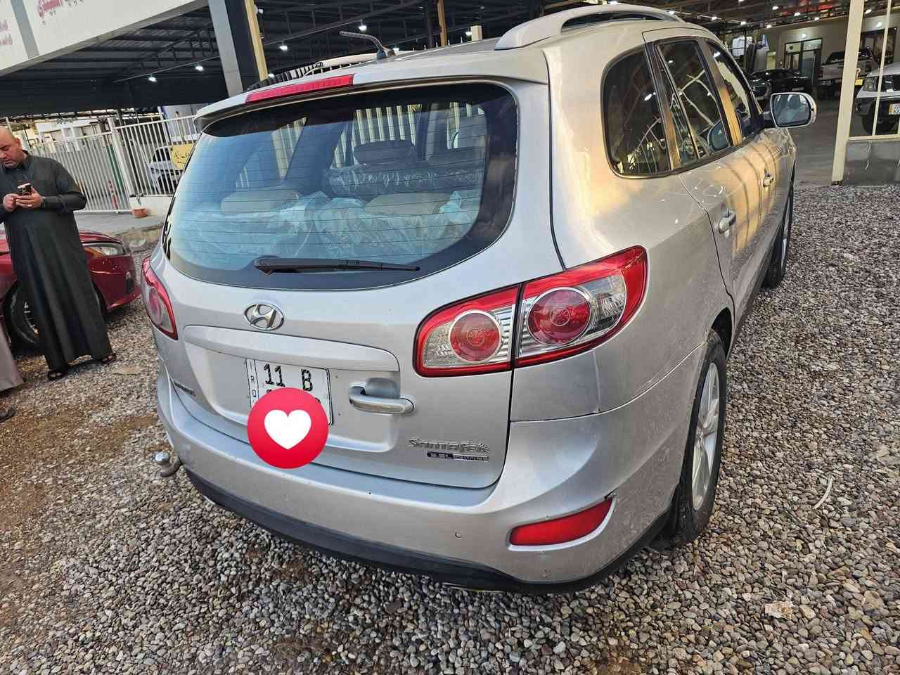 أخوان رحمه لوالديكم أقرو المنشور زين وخابروني كلشي كاتب وموضح اترجاكم .صار عندي ضرف وأريد ابيع وكلكم تعرفون المكفول مالته لايقل عن ١٦٠ هاي السياره رايده (١٢٥ ورقه)
سنتافي ٢٠١١ فول فول أستيراد خاص  لون سلفر رقم بغداد دولي بصمه تشغيل كشنات كهربائي  تبريد ثلاث قطع  ٧ راكب حساس امامي حساس خلفي أشاير بالمري شاشه تاب  تحكم أستيرن جهتين ويل كب كروم تخم تاير جديد صدره ٧٥% وفلوس الصدر عليه اسياره نصبته تخبل ونضيفه بمعنى الكلمه على أيدي 
أخوان السياره بيه طخه كلش خفيفه بجاملغ الخلفي وبيه شويه جراد وصبغته حزام سياره مال بيت أستخدام شخصي فقط 
انطيها شرط بدون دواخل بدون أيرباك وصور ماقبل الصبغ عندي لاضربه ولا كلشي طخه سويته ع البارد وصبغت احزام جماليه
لتواصل أتصال أو واتساب *********** وشايفين كل الخير مقدماً من قلب ورب
