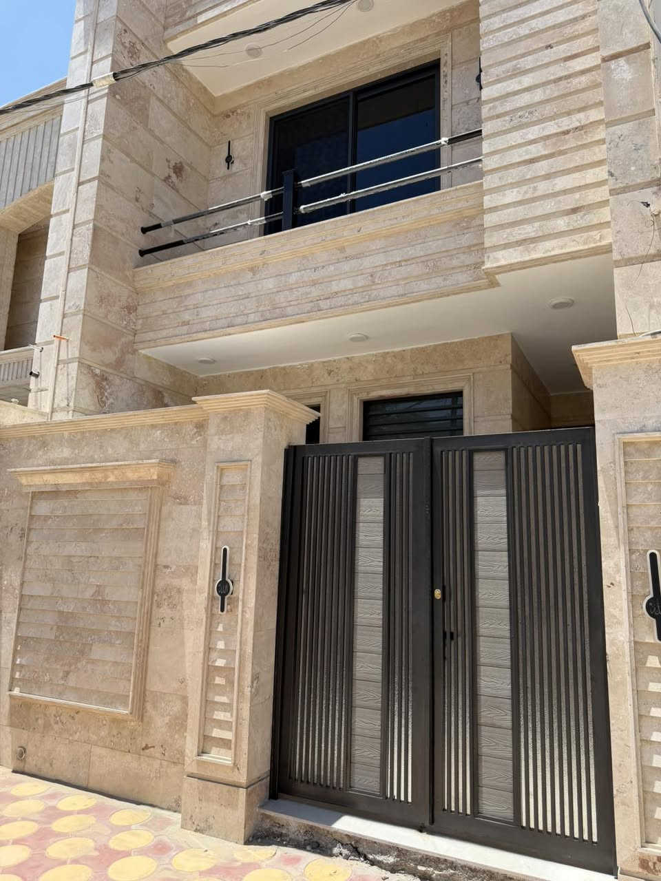 🏠دار  للبيع 🏠

📍كوت / الزهراء / حي الرفيعي- قرب مدرسة البيارق📍

✅مساحة الدار 105 م (5 م * 21م)   

✅بناء حديث (2026) جديد و غير مسكون

يتكون من طابقين

الطابق الاول:-
استقبال ومطبخ وهول وغرفة نوم وصحيات داخلية وخارجية

الطابق الثاني :-
غرفتين نوم وهول وصحيات 

للاستفسار مراسلة الصفحة او الاتصال على☎️☎️

***********

===============================
#مستعدون_لبيع_وشراء_الاراضي_السكنية_في_الهورة_والزهراء_والخاجية_والياسمين_والاسكان_والداحرة_وام_هليل

#شكراً_لإختياركم_قصر_الروان_للعقار
