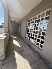 للايجار شقة جديدة طابق ٢ تحتوي على غرفة و صالة و مطبخ معزول و حمام وبا...