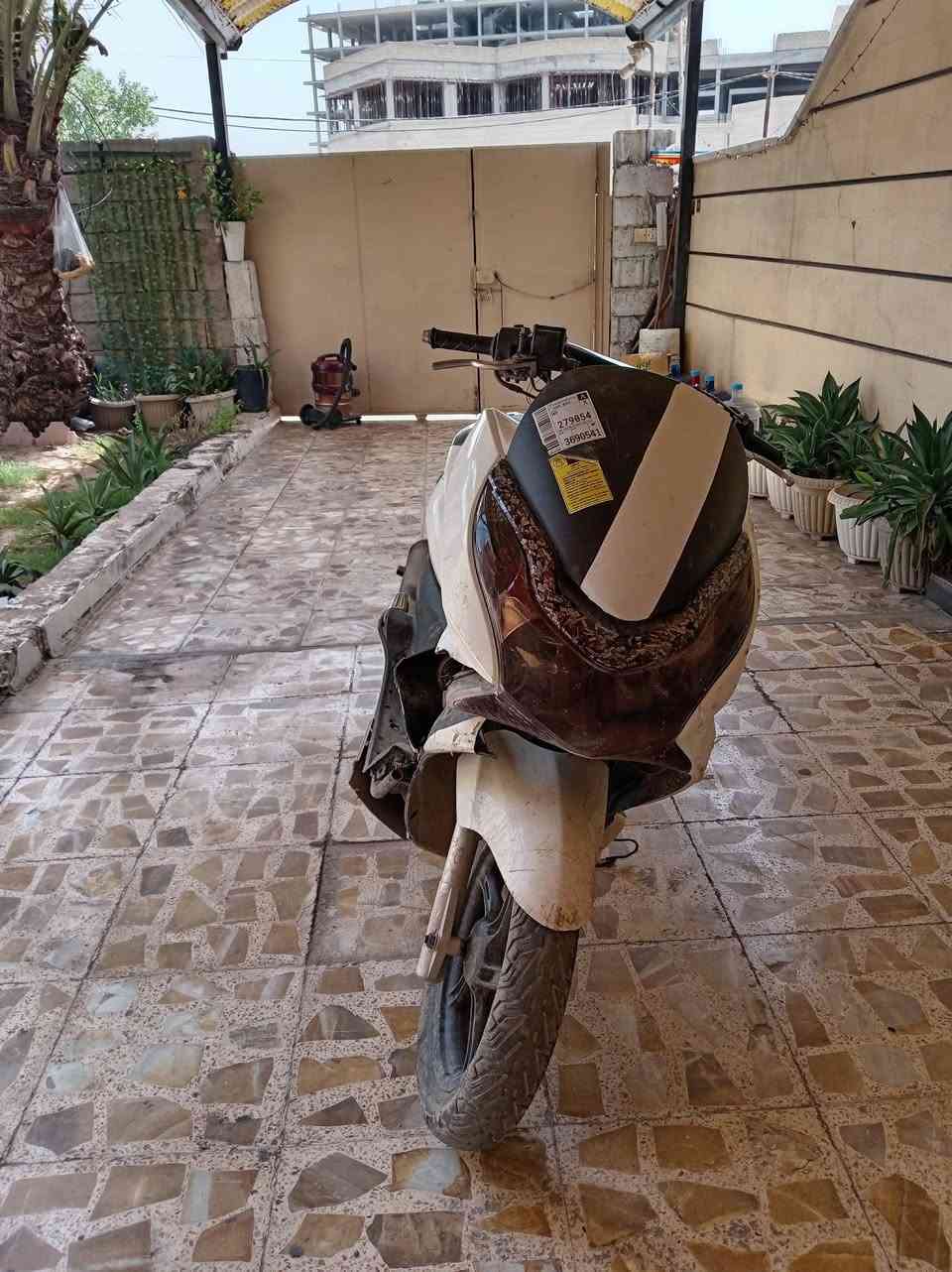 اسلام عليكم pcx جيل اول للبيع بيه هذي الضربه مثل مموجود بلصور بس كفر مكسور شاصي مكفول ودراجه شغاله كلشي مابيه حساس ازدحام حساس استان شغالات  كهربائيات كلها شغاله دراجه نضيفه بس عليه تراب  مكاني ديالى بعقوبه السعر 550 وبيه مجال بصيط
***********
موجود واتساب همين
