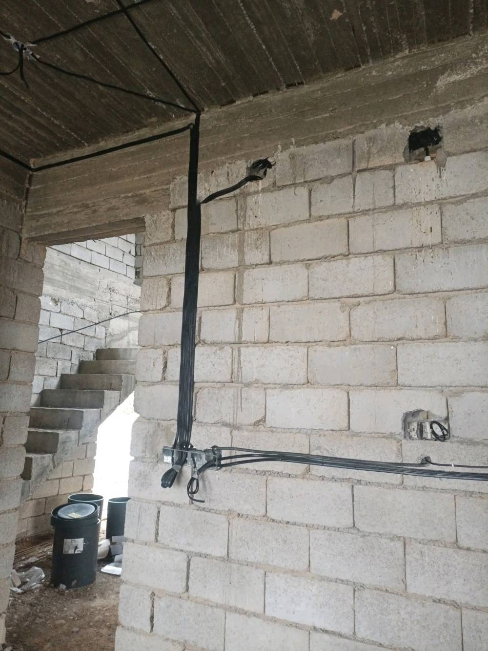 أقدم خدمات تأسيس وأعمال الكهرباء بشكل احترافي. أقوم بالتركيبات والتصليحات داخل الجدران والأسقف، وأضمن تنظيم الأسلاك بعناية. أستخدم مواد عالية الجودة لضمان أمان وكفاءة العمل. إذا كنت تبحث عن كهربائي موثوق به لتنفيذ المشاريع الجديدة أو التحديثات في منزلك، أنا هنا للمساعدة.