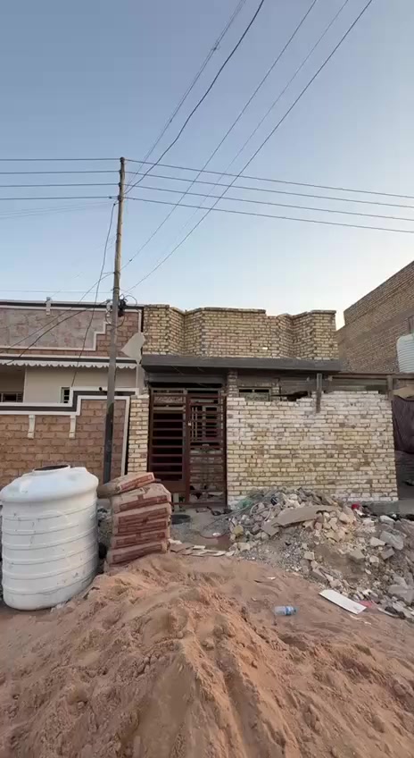 مشتمل 50متر بلعشرة الاف على ساحة نوم استقبال مطبخ مدخلين  درج وبيتونه وطرمه وحمام مرافق قائد الانشاء تستلمه مفتاح جاهز من كلشي والواجها مثل الي بصوره سعر 37 مليون المطبخ الحمام سيراميك للسقف الاستقبال ازاره وضلع بلازمه ألواح مرمريه للاستفسار الاتصال بالرقم *********** أو ‏
‪0777 064 5200‬‏ أو مراسلتنا على الخاص او واتس اب
