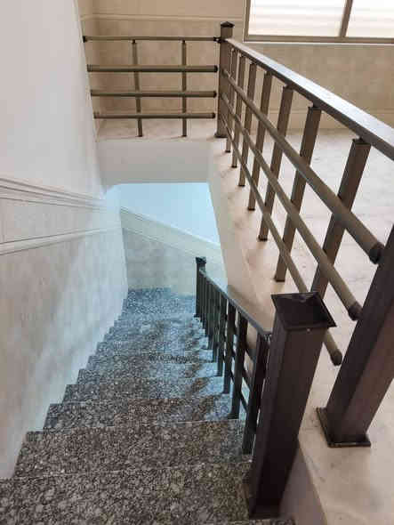 لـلايجــار
دار لوحة معمارية 
بناءحديث، _نظيف _مرتب _1/1
دار طابقين مساحة 300م 
يحتوي، على ثلاثه غرف نوم بمساحة 5×5م
استقبال بمساحة 5×8م 
كليدور بمساحة كبيرة 
مطبخ حار +بارد 
مجمع صحيات معزولة التواليت عن الحمام 
صحيات خارجية مشتركة غربي +شرقي +حمام 
كـراج يحتوي، ثلاث، سيارات 
العنوان /حـلــة حـــــي الــزيتــون 
لـلاستفسـار 
***********
***********
