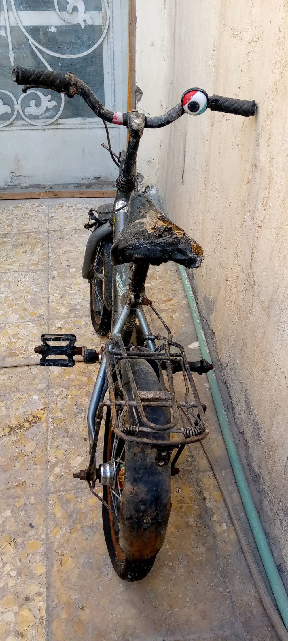 السلام عليكم بايسكل للبيع كلشي مابي  البايسكل نضيف وحلو ولون البايسكل اسود العنوان النجف الاشرف حي الوفاء 