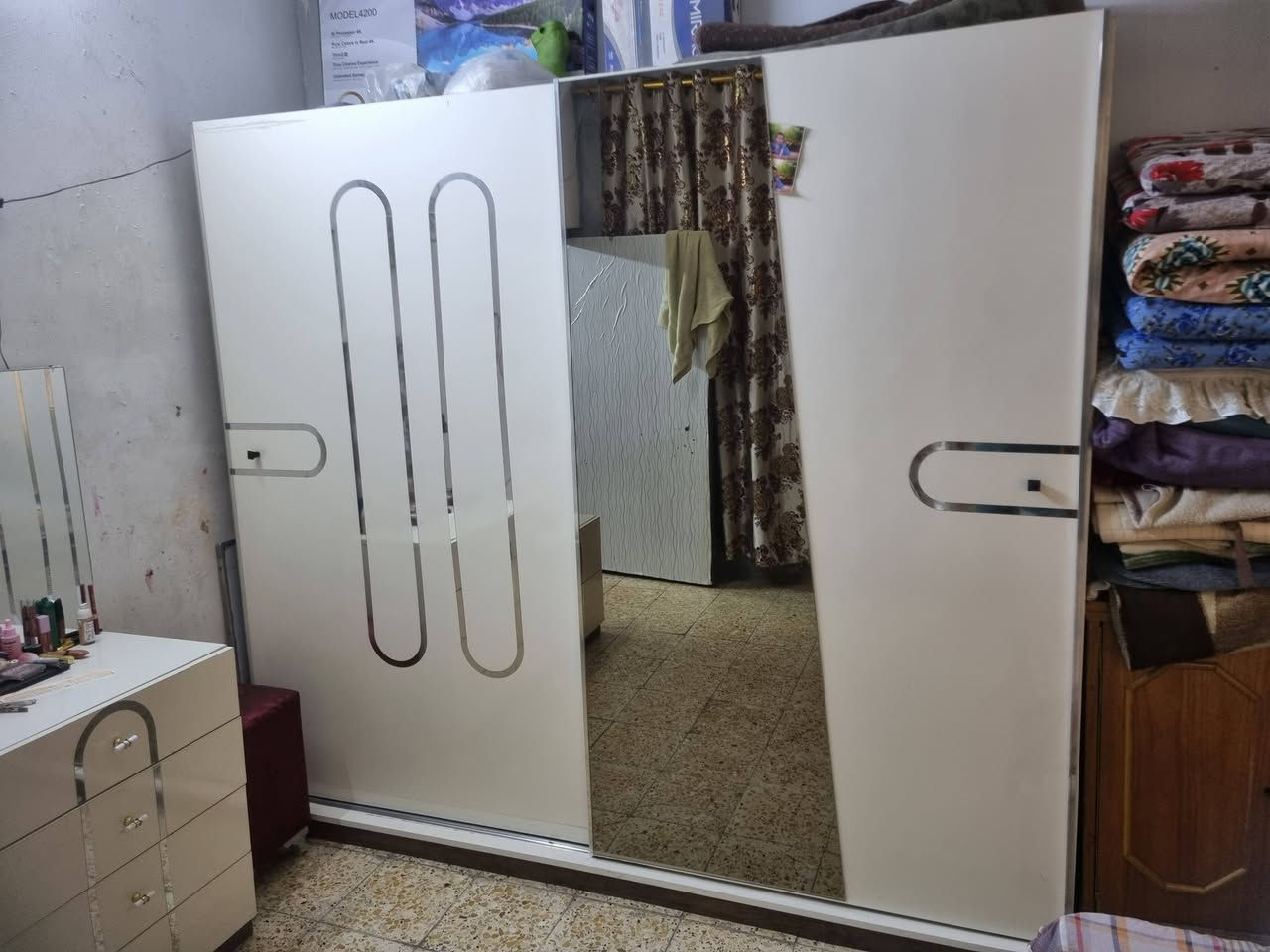 شباب سلام عليكم غرفة للبيع  النوم اسلايت ٦قطع كلش نضيفه اي كسر مابيهه ***********
