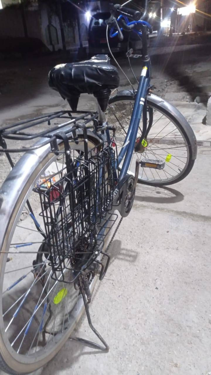 بسم الله الرحمن الرحيم
يابه بايسكل للبيع 
نوع البايسكل ياباني 
اللون ازرق غامق 
السعر 120 وبي مجال 
المكان ناصريه سوق الشيوخ
الرقم والتواصل ***********
