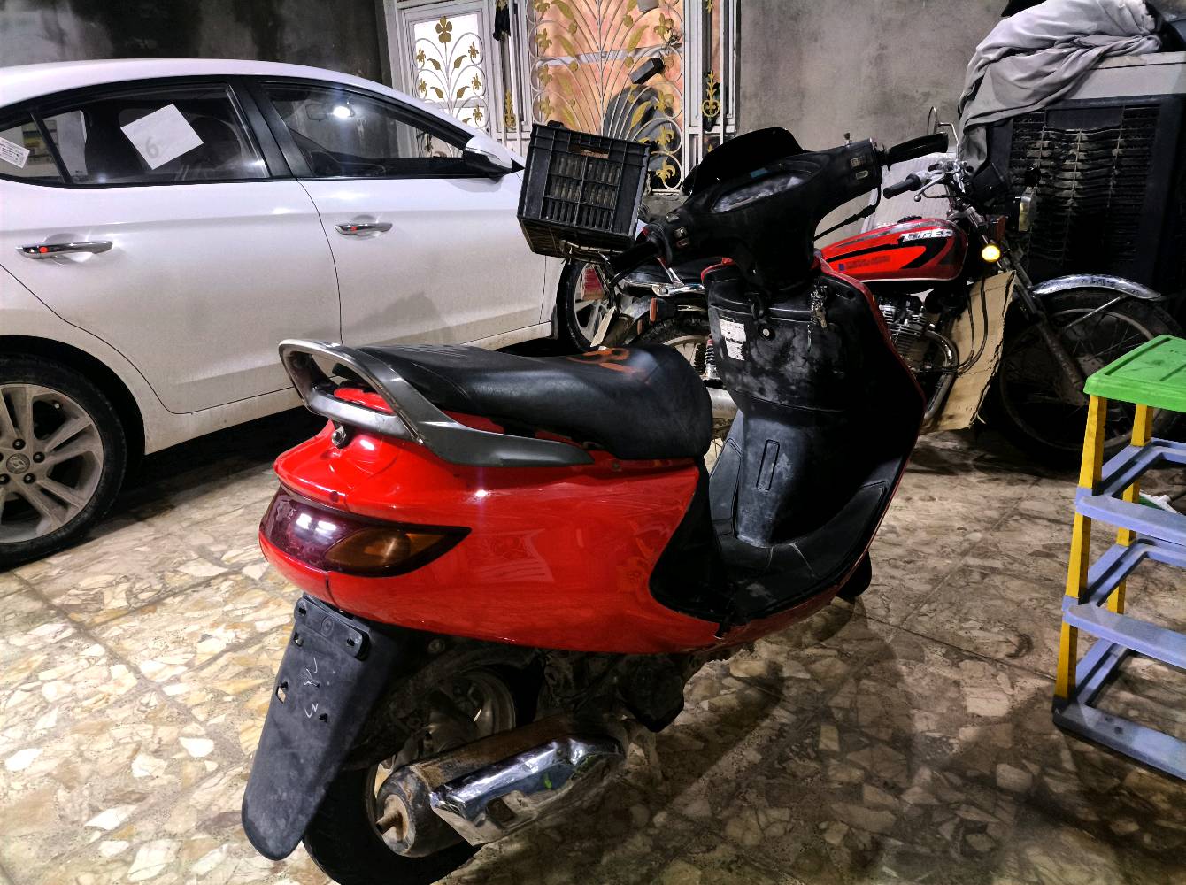 عنوان نجف حي ميسان 
دراجة ماصارها هواي من نازله من الحاويه 
بيها مجال بسيط ستوني شاد الها محرك رمبه
 