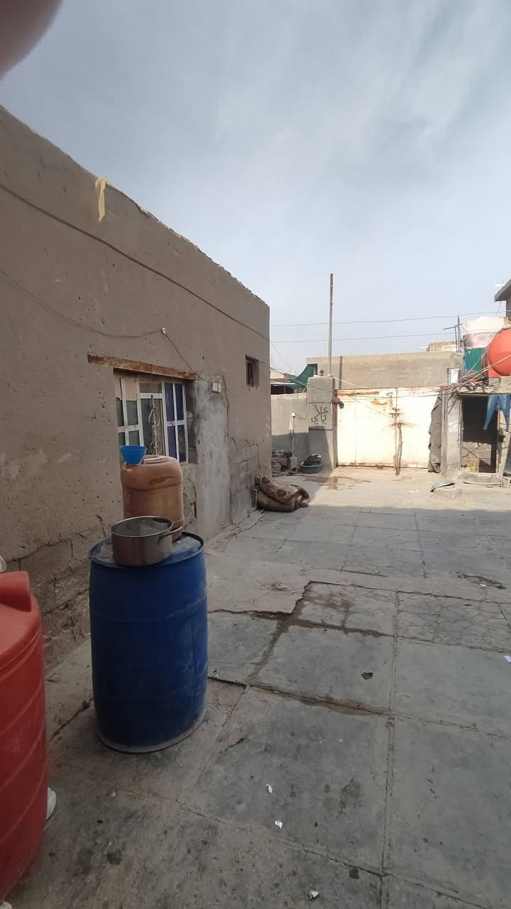 سلام عليكم بيت للبيع في شارع النفط بنزلة شارع اسواق الصدرين او ابو علي الحجيمي
مساحه 320متر بناء بلوك  يتكون من ثلاث قرف وهول وستقبال   ومطبخ للستفسار  *********** ادمن وافق 23وبي مجال
