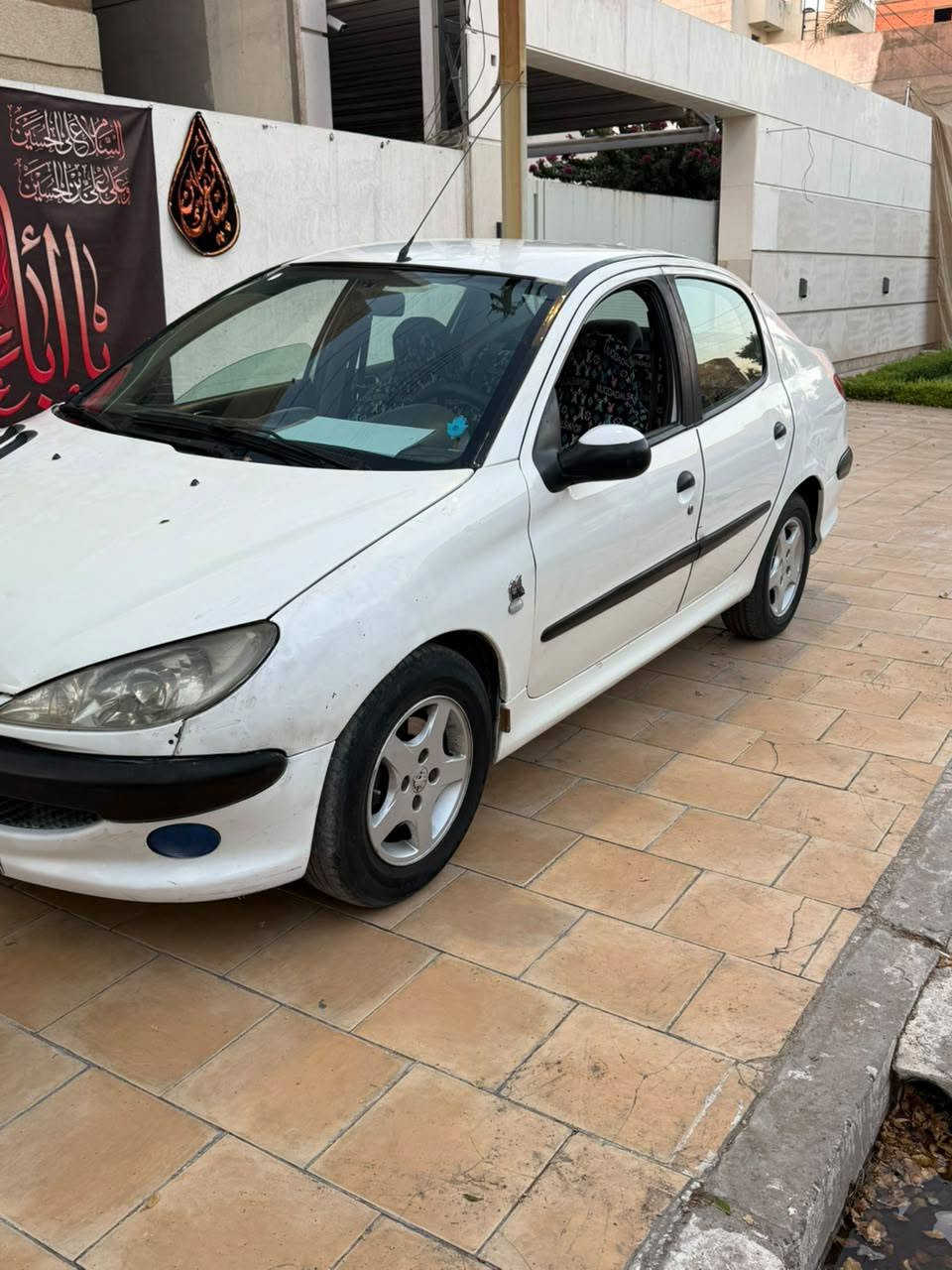 السلام عليكم متاح بيجو موديل 2009 سونار موجود تبريد شغال غرفة نضيفة جدا رايدها 43ورقة وبيها مجال شراي تحويل ثاني يوم ***********
