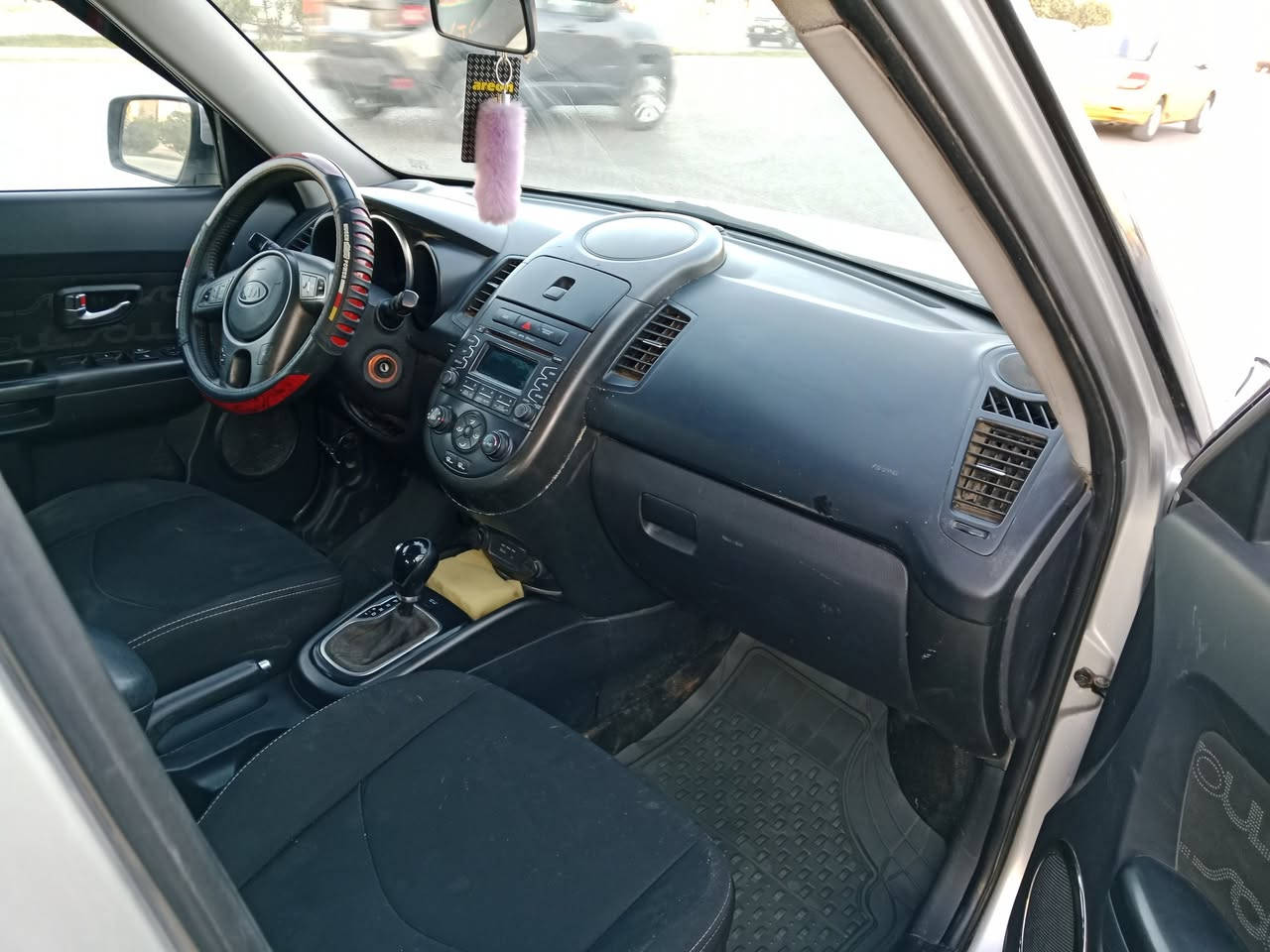 السلام عليكم للبيع كيا صول موديل 2013 سيارة جاهزه كير مكينة حداديه تبريد كله جاهزة سنويه جديدة اوهزه جديده باسمي مكينه 2000 دوش سيارة جديدة بيه مكانات صبغ بسيطه ابيع على السونار السعر 88 مكانه حله الاتصال ***********
