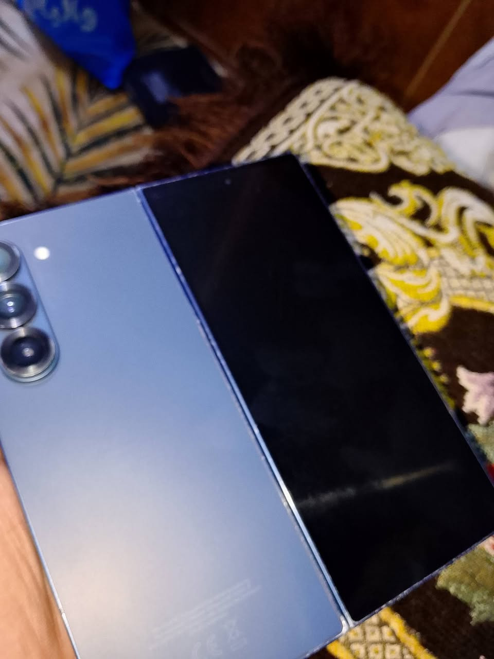 السلام عليكم جهاز البيع Galaxy Z Fold6 كامل ملحقات الذكرته 512 سعره خاص ***********
