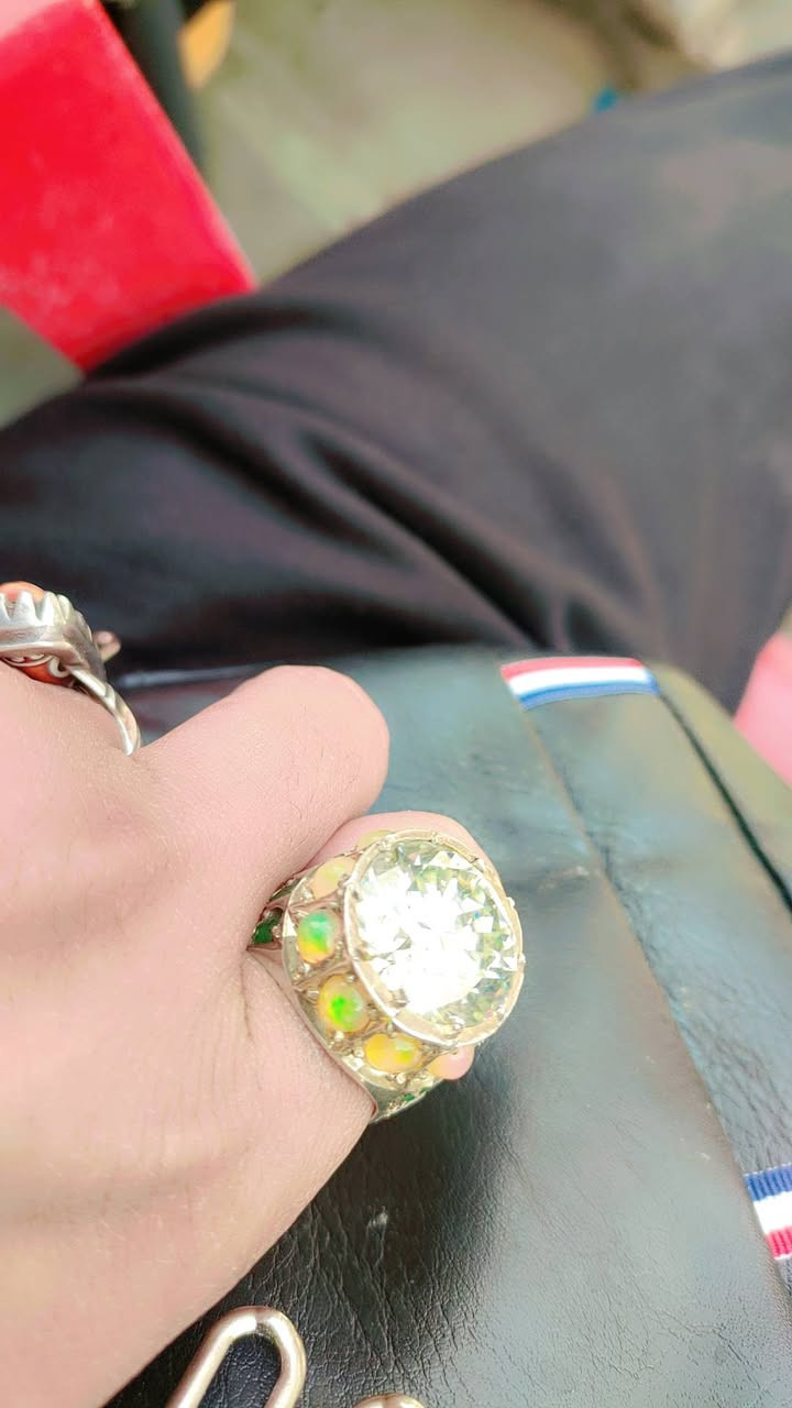 سلام عليكم ورحمه الله وبركاته
مو زنايت قطعتين كدام عينك ثكيلات كلش وصياغات يدويه قفل 600 بدون عمله *********** مره خصت الادمن
