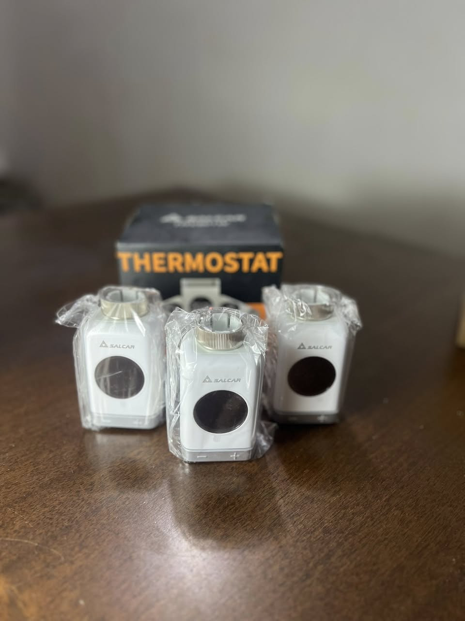 ثرموستات SALCAR TRV801W 

ضبط و مراقبة درجة حرارة الغرفة

التحكم الذكي: يمكن التحكم فيه عن بعد عبر تطبيق "Smart Life" أو صوتيًا باستخدام Alexa أو Google Assistant، دون الحاجة إلى بوابة (Gateway) إضافية.

توفير الطاقة: يساعد في تقليل استهلاك الطاقة بنسبة تصل إلى 30% بفضل برامج التعديل والتسخين التلقائي.

وظائف متعددة: يتضمن وظائف عملية مثل:
كشف النافذة المفتوحة: يقوم بإغلاق التدفئة مؤقتًا عند كشف نافذة مفتوحة.
قفل الأطفال.
الحماية من التجمد والتكلس.
وظيفة التذكير بانخفاض البطارية.
التثبيت: يتميز بخيط قياسي M30 x 1.5 مم ويأتي مع ستة محولات مختلفة ليتناسب مع معظم أنواع الصمامات الشائعة.
مصدر الطاقة: يعمل بثلاث بطاريات قلوية AA بجهد 1.5 فولت. 

للاستفسار خاص 
او ***********
