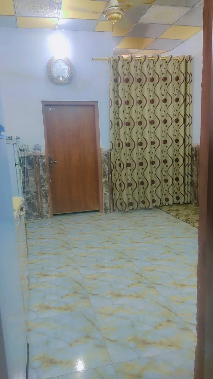 السلام عليكم مكلفه بالنشر بيت للبيع المساحه 125م في حي الزهراء قرب شارع المرور موقع حلو مقابل ساحه مباشرتآ.غرفتين وصاله واستقبال ومطبخ حار وبارد وحمام 2.مطلوب للاسكان 5 ملايين تنزل من السعر سعره 70 بيع مستعجل . للاستفسار التواصل على الرقم.***********
