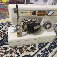 مكينة خياطة • شغالة • تحتاج تنظيم
