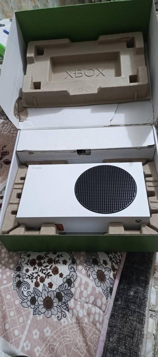 جهاز اكس بوكس سيريز أس
نظيف كامل المواصفات والملحقات ( جويتسك أصلية + كيبلاته HDMI) كارتونه وكتلوك 
الجهاز: اصدار 24 ذاكرة 512 ssd الجهاز لا مفتوح ولا مصلح شرط الفحص السعر 450 بي   مجال المكان بابل التواصل واتساب ***********.
الخاص مفتوح
