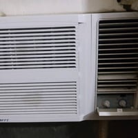 مكيف مستخدم شهر واحد ومكيف جديد سعر 350. وبيه مجال