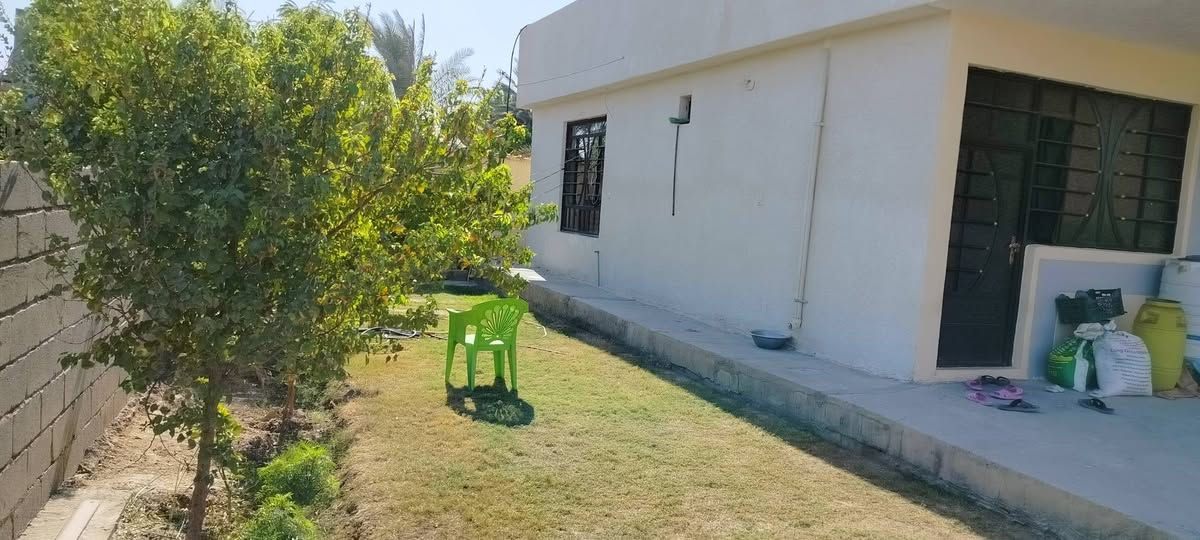 قطعه ارض مساحة 600متر
مساحة البناء 140متر كامل الخدمات ماء كهرباء تبليط لحد باب البيت 
العنوان البوعيثه شارع معمل غاز الرحمن مقابل المستوصف الجديد 
***********
