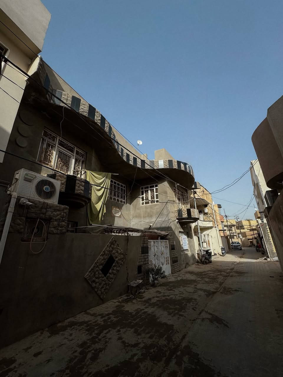 � بيت طابقين للبيع – حي العباس / الفرع الرابع (عمود 18)
� بيت طابقين للبيع – حي العباس / الفرع الرابع (عمود 18)

📍 يبعد عن الشارع العام (طريق بغداد) 250م وعن الإمام 3 كم.
المساحة: 125م² (12.5م واجهة × 10م نزال)
نوع العقار: طابو زراعي – سند 25

✨ المواصفات:

• الطابق الأول: استقبال، مطبخ، غرفة نوم، حمام وتواليت داخلي + تواليت خارجي
 • الطابق الثاني: 3 غرف نوم

📞 للاستفسار: ***********
                                     ***********

‼️غير متواجد على الفيسبوك
