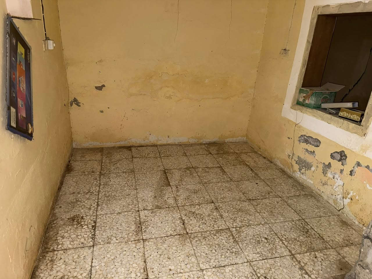 دار مساحة 50 متر في منطقة الجاير سند 25 إقرار البيت كامل من ناحية الاجرائات الجاير مقابيل الكفيل ثاني دربونه ع اليسار طابق واحد يتكون من استقبال وغرفه ومطبخ وخدمات كهرباء ماء كامل السعر 58 وقابل لتفاوض للاستفسار *********** واتساب
