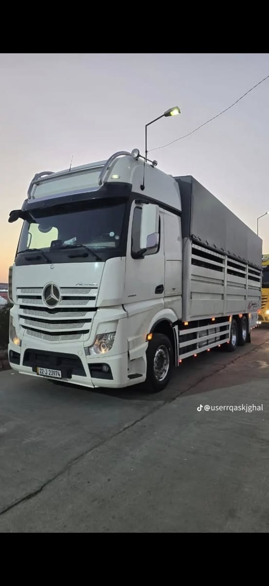 السلام عليكم وحش موديل 18  حجم 51  دبل تاير بلادي بسنويه 
بيع مستعجل جاهزه السياره كامره حساس ثلاجه كشن ديوان سقف عالي للاستفسار ***********
