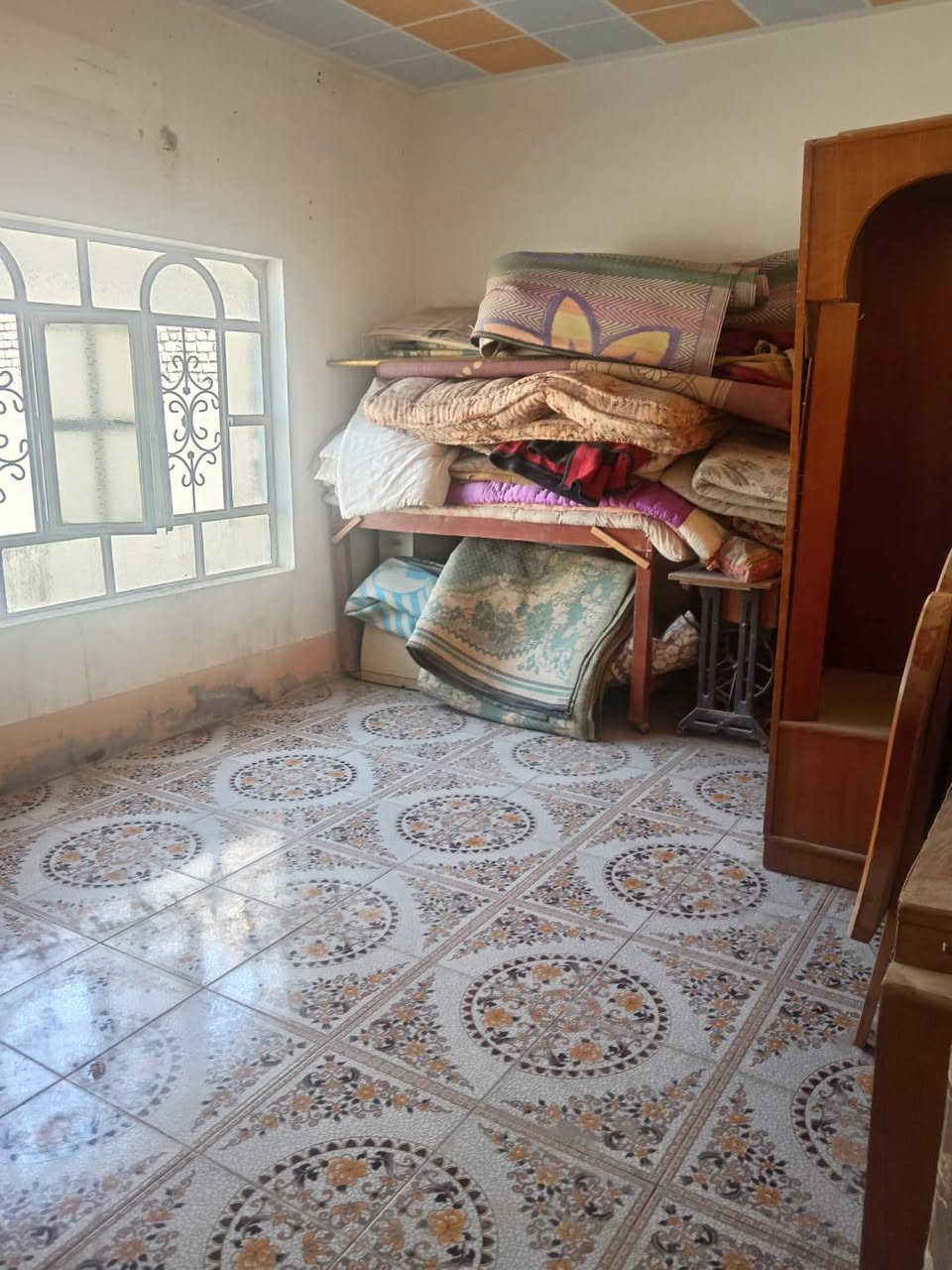 //دار للبيع المساحه//250/متر طابو ----صرف طابقين 

حله شارع //80/ حي العسكري قرب مدرسة الرحمان 

يبعد عن شارع الرئيسي //200/متر قريبه علا المدرسه 

موقع حلو البيت متروك ينباع سعر قطعه خدمات كامله 

مجاري تبليط قيد الانشاء بيت خمس غرف نوم بي 

//للاستفسار//***********

/السعر ------مناسب سعر قطعه

