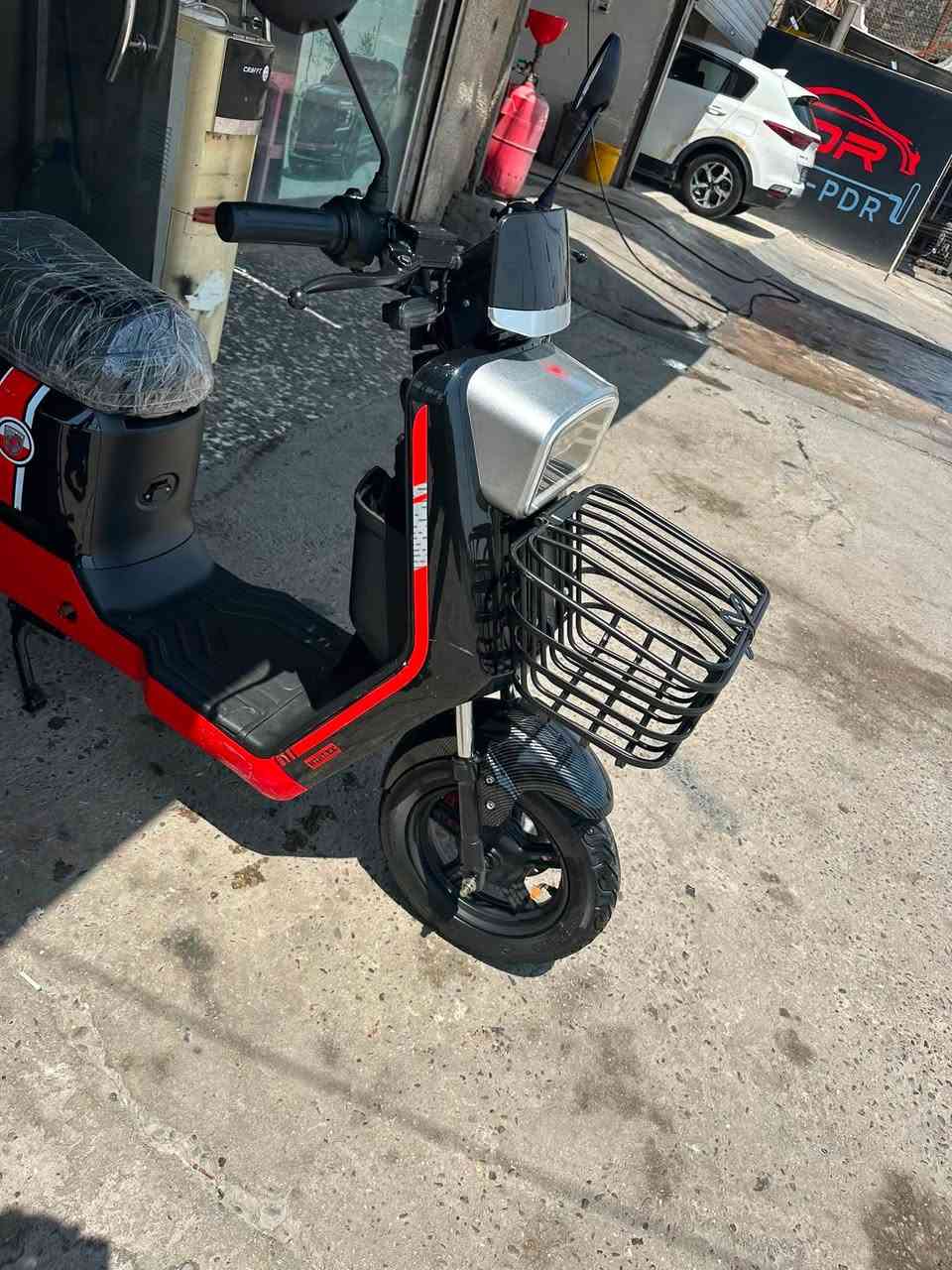 السلام عليكم 
دراجه شحن استخدام شهر شركه winlee R7 
5بطاريات ليثيوم 
4سرع مع نضام بك 
لايت زنون كهربائيتاها كلها ليد 
السعر 600وبيها مجال 
السكن غزاليه شارع المشجر 
***********

