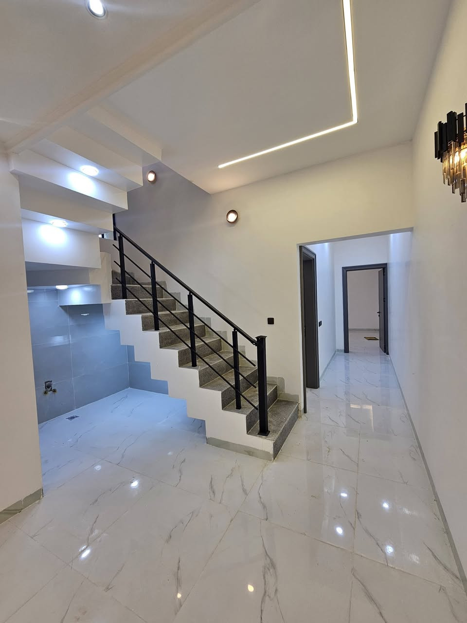 دارين للبيع حي الاخاء قرب شارع الوطنية 
موقع مميز جدا مساحة 150 واجهة 6 
طابقين بناء حديث زيرو 2025
ط1- كراج مطبخ  استقبال هول صحيات منور غرفتين نوم 
ط2- صحيات ثلاث غرف نوم وسطح ناصي #حي_الاخاء 
#مكتب_قصر_الامراء_العقاري للاستفسار حول السعر والتفاصيل الاتصال على الرقم *********** متوفر واتساب ايضا
