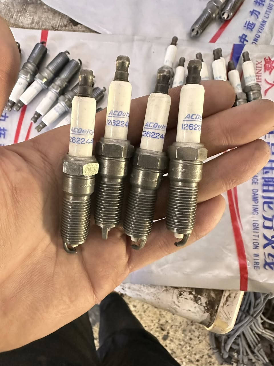 بلكات ايسي ديلكو  Acdelco 16*16
Iridium 
اصلي تفصيخ بلادي للسيارات الامريكي 
شرط الشغل والنظافه

متوفر جميع الكودات لجميع السيارات الامريكي

Chevrolet ماليبو، كمارو، موسنك محركات الهيمي  إكوينوكس، ترافيرس — ومحركات 2.0 تيربو و1.5 الحديثة، وبعض Buick وCadillac ATS/CTS  

Chevrolet ترافيرس، إمبالا، كابتيفا — ومحركات 3.0 و3.6 V6، Cadillac CTS و

توزيع جمله ومفرد 
توصيل جميع محافظات العراق
 واتساب ***********
