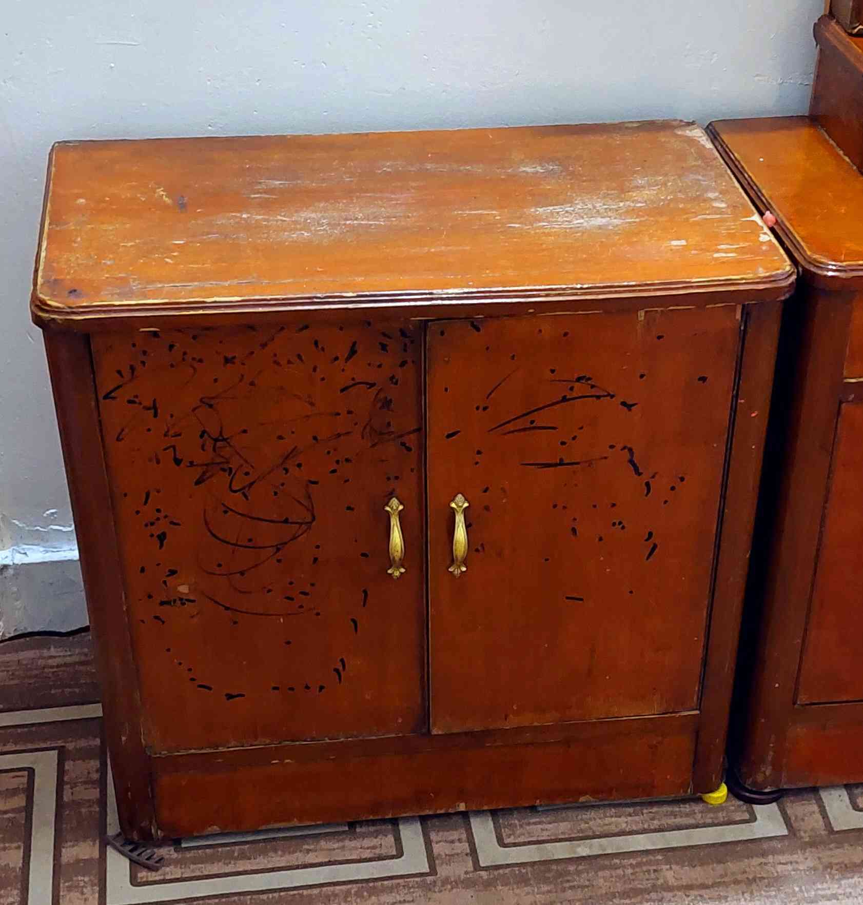 سلام عليكم للبيع ملحقات غرفه ميزتواليت وجرابي ام النفر عدد 2 وزاويه وكومديات ثنين واحد مشخط واحد جديد الغرفه نضيفه ما بيها كسر سعرها ب130 وبيها مجال مكان كربلاء رقم ***********
