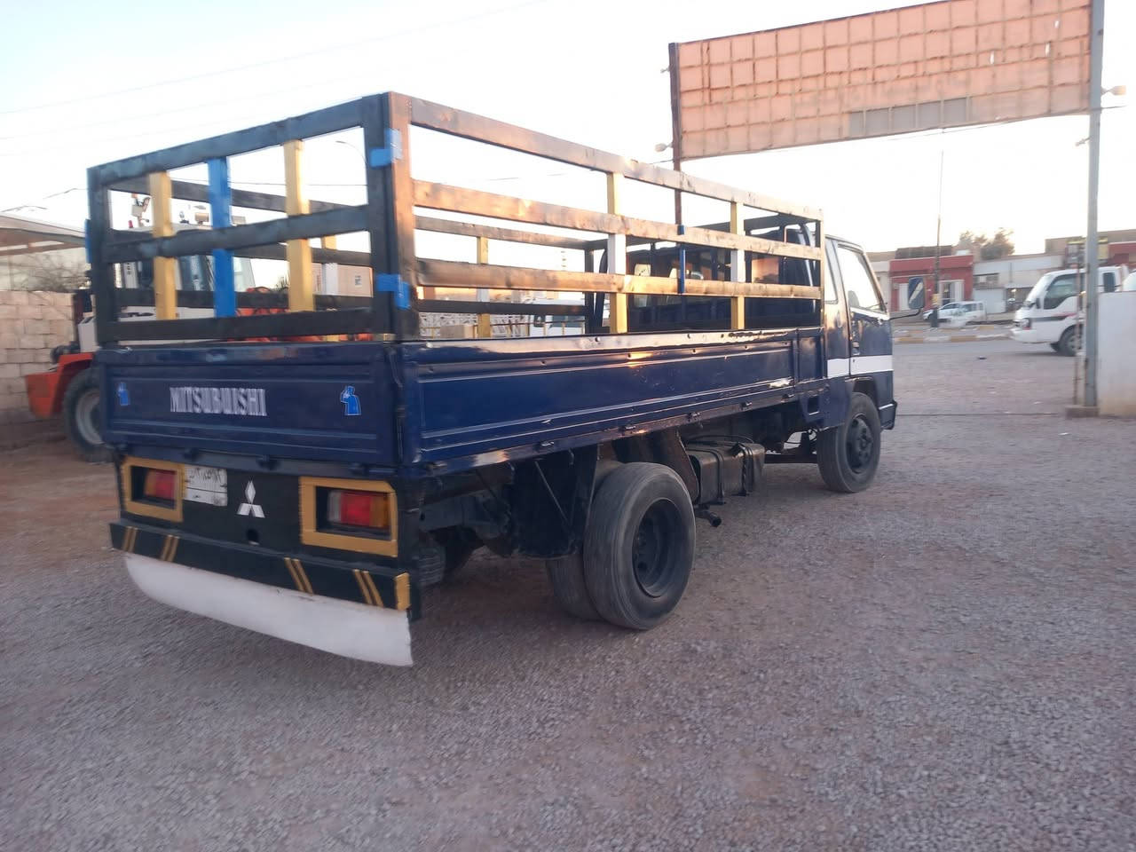 السلام عليكم اخوان سياره البيع موديل 1996 رقم الانبار تحويل مباشر سياره جاهزه من كلشي محرك وكير كيه ام عيون سعر 55 وبيهه مجال عنوان الانبار رمادي جزيره خالديه ***********
