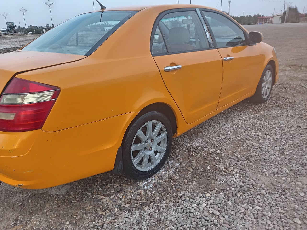 سلام عليكم جيلي موبل ١٣ مكفوله من الضربه القويه كير مكينه حداديه جديده تبريد ثلج سياره جاهزه من كلشي ومصفره هيئه وغرامات ٣٨ وبيها مجال مكان السياره ديوانيه رقمي ***********
