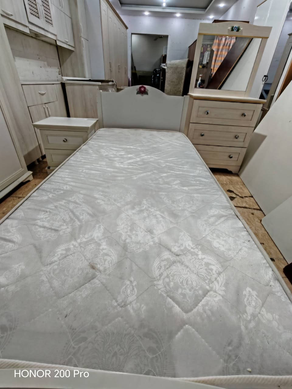 ژووری نوستنی گەنجان
بەدۆشەکەوە ٥ پارچەیە
کانتۆر و سیسەم و مێزتەوالێد و کۆمیدی و دۆشەک
ناونیشان سلێمانی کانی سپیکە خوارمزگەوتی تەبایی بەرامبەر مارکێتی کەوێ 
***********
