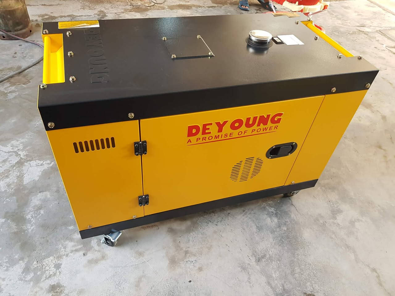 #للبيع مولده كاتم شركة دي يونك الاصلي .٨ كيفي .٣٠ امبير  . تشغيل واطفاء عن بعد بصمه عدد ٢ .سويج عدد ٢ .
مخارج كهرباء عدد ٢ للاحمال العاليه
شاشه رقميه ..
قوة المحرك ٣٠٠٠ دوره بالدقيقه .. 
الملف نحاس الحجم الكبير .
مولده جديده .مشتغله ٢٨ ساعه فقط .زيرو . 
صرف الكاز ١ لتر بالساعه .. 
السعر مليون ونص 

المكان بغداد .بوب شام


**إذا كنت صاحب هذا الإعلان وتريد حذفه لأي سبب، رجاءا أرسل رسالة إلى الدعم الفني**