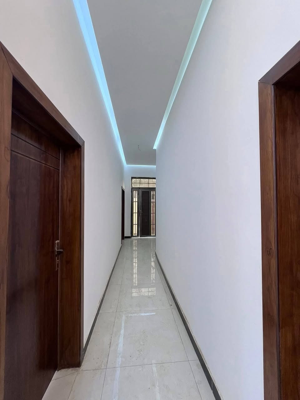 مميزات هذا البيت تختلف ☺️🏠
#المساحة :: 250م / شارع تبليط 10م
يحتوي على #ثلاث_غرف_منام
ملك صرف زراعي عراقي نموذج 25
تقابل صاحب الأرض مباشرتاً .
#الموقع :: البصرة - ابي الخصيب - السبيليات الغربية
مقابل الطابو صرف قرب طريق الوسطي .
#يمتاز_بخارطة_تحت_اشراف_هندسي_متميز .
للبيت مدخلين :: #مدخل كلدور 🚪 # مدخل مطبخ 🚪
▪️نضام سقف شغل البيت #جبس_بورد 
▪️نضام شغل جدران المطبخ والصحيات #بورسلاين 
▪️نضام شغل الدرج #مرمر_ثقيل .
#يحتوي :: كراج واسع - صحيات ضيوف خارجية مشترك
كلدور - استقبال - مطبخ - صالة واسعة منعزلة - درج 
موزع - مناور عدد 2 - صحيات داخلية مشترك 
ثلاث (3) غرف منام .
#الخدمات_الخاصة :: مغاسل - خلاطات - خزانات ماء 
#الخدمات_العامة :: ماء - كهرباء - شارع تبليط 10م
مؤسسات حكومية وأهلية - منطقة سكنية بالكامل .
كل هاي التفاصيل خليها بظهرك وتعال شوف .
#السعر_المطلوب :: 140 مليون قابل للتفاوض .
#للأستفسار :: اتصال / واتساب :: ***********سجاد لعويني
@@@@
