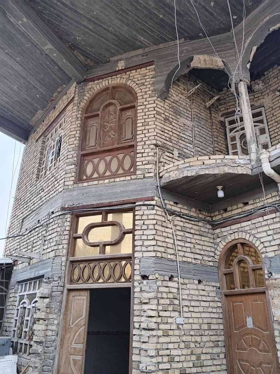 السلام عليكم يوجد بيت للبيع زراعي المكان الحسائيه قرب باب الزهراء المساحه 200 متر طابقين طابوك كونكريت طابق الاول يتكون من غرفتين سويت وصاله ومطبخ وصحيات داخليه وخارجيه وديوانيه طابق ثاني يتكون من غرفتين سويت وصاله ومطبخ وصحيات وديوانيه البيت فارغ جاهز للسكن السعر 90 وبيه مجال الاستفسار *********** امجد للعقار مستعدون لكافة العروض
