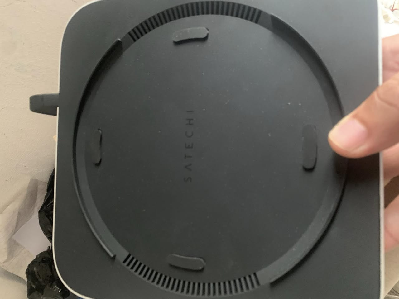 هذا الجهاز للي يخدمه ينطينه بي سعر قاعدة + موزع منافذ + مكان لتركيب SSD داخلي (NVMe)

يعني 3 وظائف بجهاز واحد
🧱 1. ستاند (قاعدة)
 • تحط فوقه جهازك مثل Mac Mini
 • يرفعه عن الأرض حتى:
 • يبرد أحسن ❄️
🔌 2. Hub (زيادة منافذ)
مثل ما شفنا:
 • USB (3 منافذ)
 • USB-C
 • مدخل SD / microSD
 • سماعة 🎧
🔸 مفيد إذا جهازك منافذه قليل
💾 3. مكان SSD داخلي (الميزة المهمة)

من الأسفل (الغطاء اللي بالصورة):
 • تفتح الغطاء
 • تركّب SSD نوع NVMe
 • يصير عندك مساحة تخزين إضافية سريعة جدًا

💡 يعني بدل هارد خارجي، يكون مخفي داخل القاعد


**إذا كنت صاحب هذا الإعلان وتريد حذفه لأي سبب، رجاءا أرسل رسالة إلى الدعم الفني**