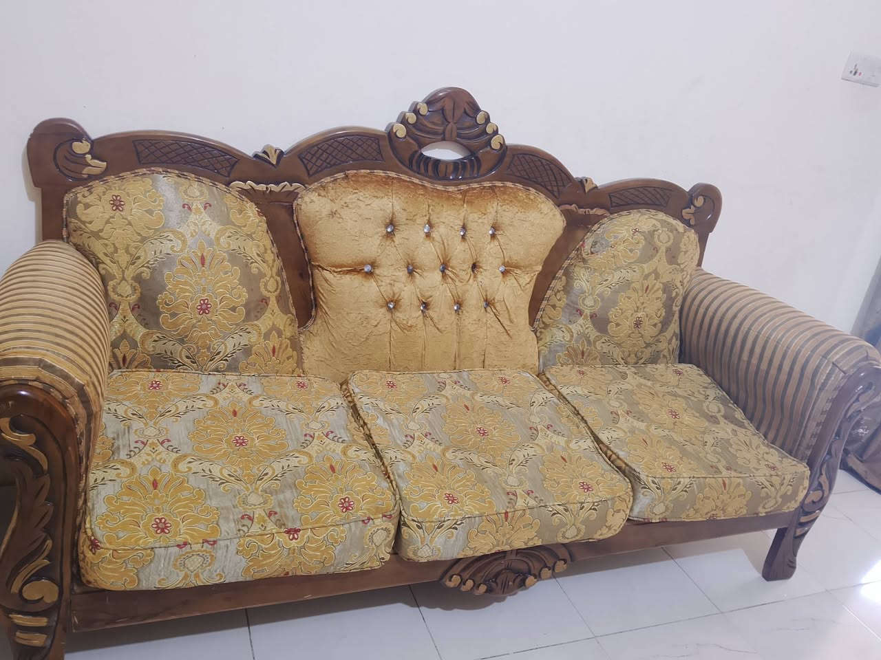 السلام عليكم 
تخم للبيع بعده جديد
قنفات ثنين كبار واربع كراسي
400وبيه مجال 
***********
