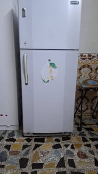 ثلاجه حجم الكبير شغالة نقصها اللاستيك مال باب تعبان شويه تبريدها خير م...