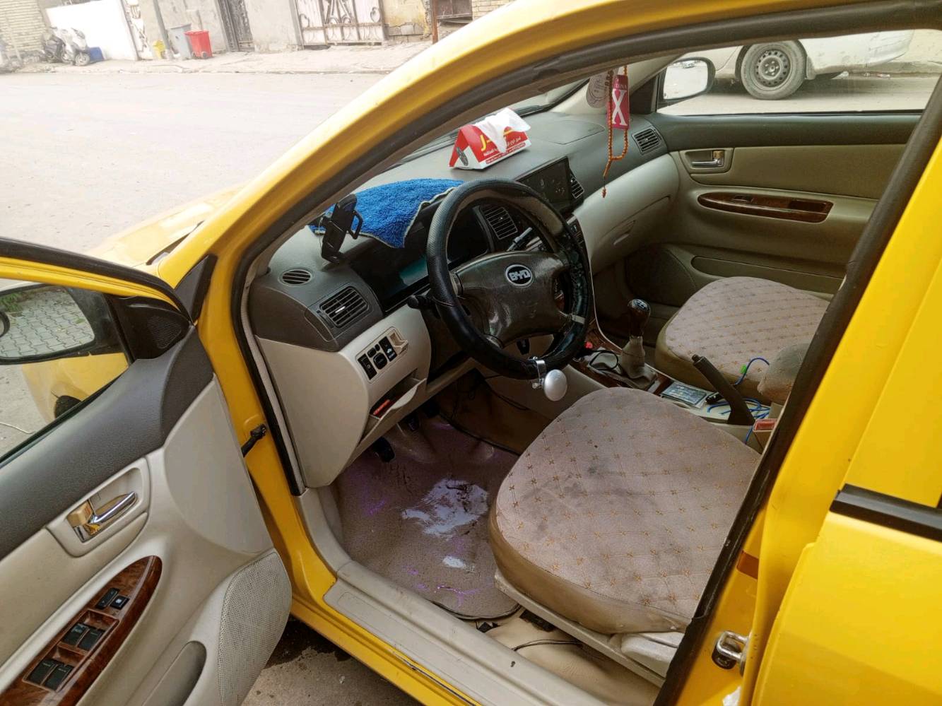 يالله سلام عليكم 
بي واي دي موديل 2013 اف 3بيها ضربه ب الجاملغ الامامي وبنيد مصبوغ بيها خياس بالقماره كد اصبع كير محرك كفاله تبريد شغال بس نزرفت الصونده وطار الغاز تدفئه شغاله تخم تاير جديد رقم بغداد بسمي وبيها الايسي واكف مكان السيارة الغزاليه شارع الضغط 
***********0