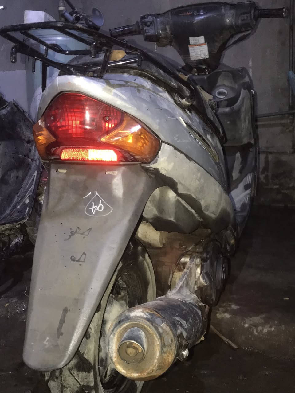 سلام عليكم دراجه ساسوكي ياباني 120 الدراجه نوزل سلف شغال نوزل شغال جويترها كامل كفرات فقط الامامي مكسور شويه دراجه طافيه بسبب ناريه فقط ناريه لا تجفيت ولا غير شي سعر الدراجه 125 بي مجال كلش قليل 
***********فقط واتساب
