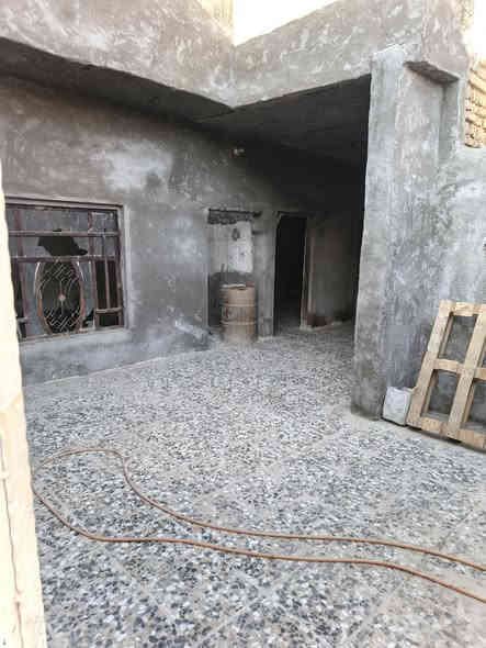 سلام عليكم بيت للبيع مساحه 100م 10م في 10م مثل ما موضح امامكم موقعه على فرعين قريب على الفرن الي بدايت شارع ابو احمد يحتزي على ستقبال +غرفه +حمام +تواليت حوش كلش واسع سقف ستايكر للستفسار اكثر اتصال على *********** بغداد سبع قصور
