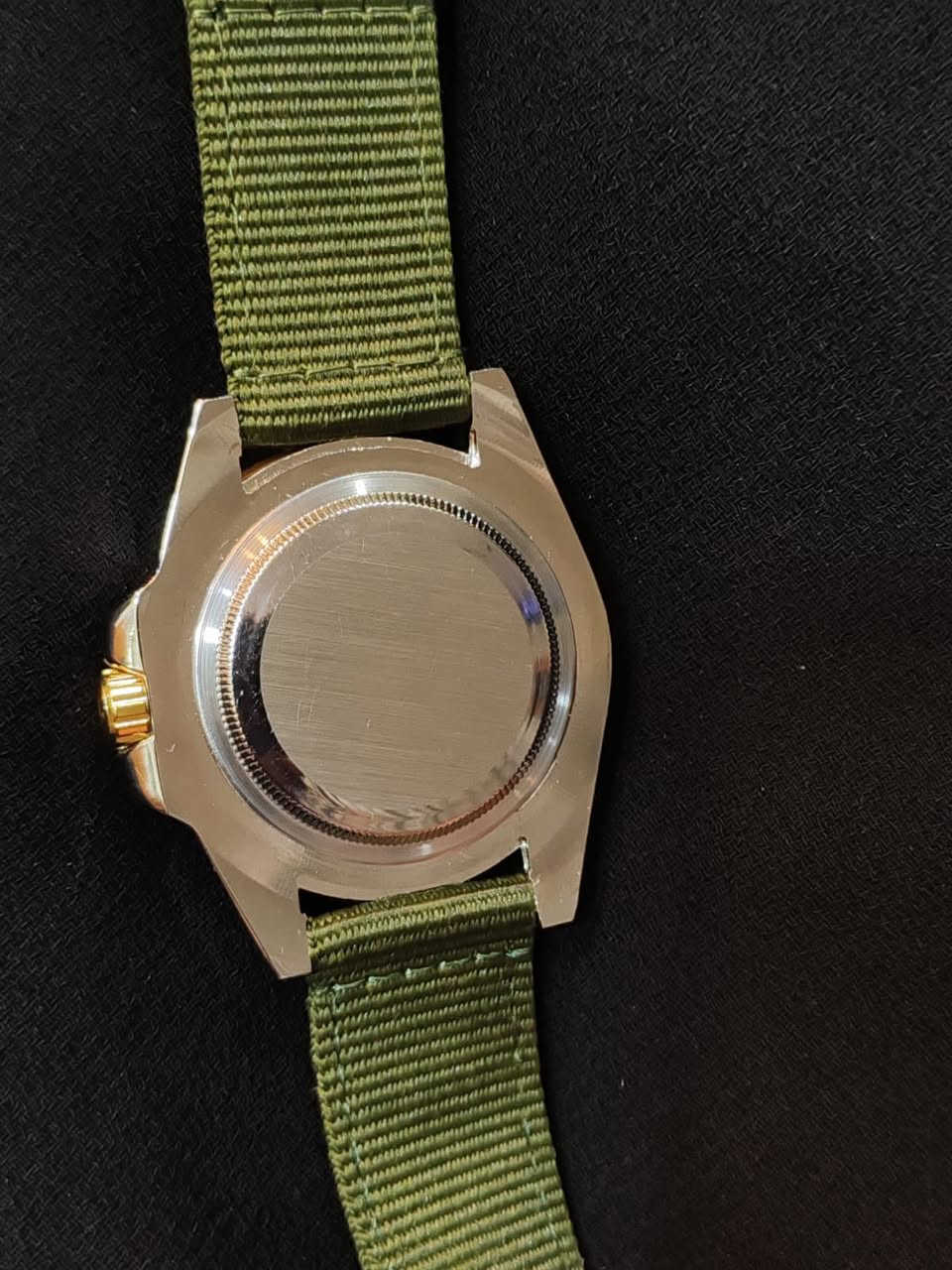 ⌚ ساعة  Rolexرجالية فخمة للبيع 🔥
ساعة بتصميم راقي، مينا أخضر  مع إطار ذهبي ✨  
حزام قماش (NATO) مريح وقوي، مناسب للاستخدام اليومي والطلعات 👌  

✔️ عرض الوقت والتاريخ مع عدسة تكبير  
✔️ عقارب وأرقام واضحة  
✔️ تصميم الساعات العالمية  

💰 السعر: 25  
📍 التوصيل متوفر داخل بغداد والمحافظات  

📩 للحجز والاستفسار راسل خاص


**إذا كنت صاحب هذا الإعلان وتريد حذفه لأي سبب، رجاءا أرسل رسالة إلى الدعم الفني**