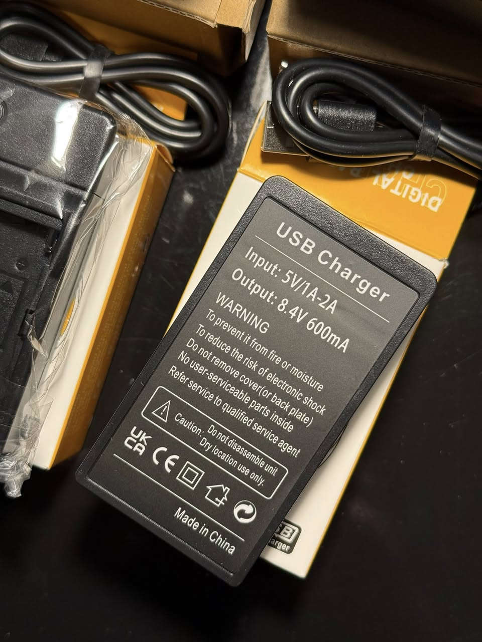 SONY.NP-F960/F970
2 battery 
2 charger


**إذا كنت صاحب هذا الإعلان وتريد حذفه لأي سبب، رجاءا أرسل رسالة إلى الدعم الفني**