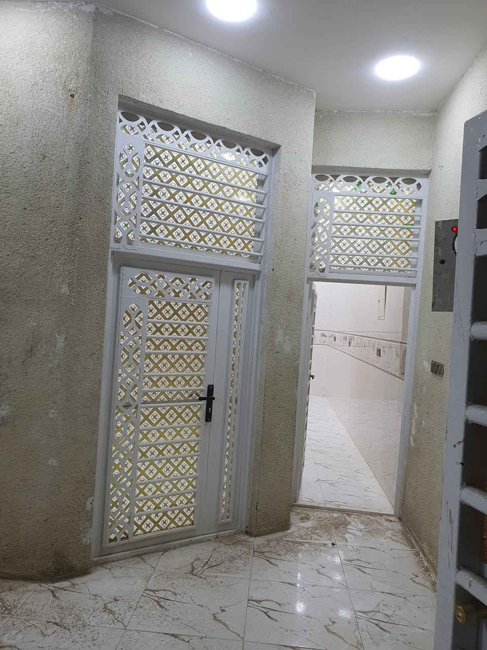 بيت 100 متر طابق واحد بحي الغدير الاولى من جهة صحفيين اول فرع على فلكة القاضي نهاية الفرع ويسرة السعر ب110 وبي مجال 
***********
