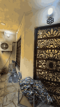 ⸻

🏡 دار للبيع – الوزيرية

📍 الموقع: الوزيرية / فرع شربت الطارق القديم – فرع فلافل لبنان

📐 المساحة: 74 متر
📏 الواجهة: 5 متر
🚗 عرض الشارع: 5 أمتار (داخل فرع)

🏠 تفاصيل الدار:
 • 3 غرف نوم
 • 3 حمّامات
 • صالة
 • مطبخ
 • منور
 • الدار نظيف جدًا جدًا وجاهز للسكن

📞 للاستفسار:
مكتب قصر المغرب للعقارات
واتساب: ***********
