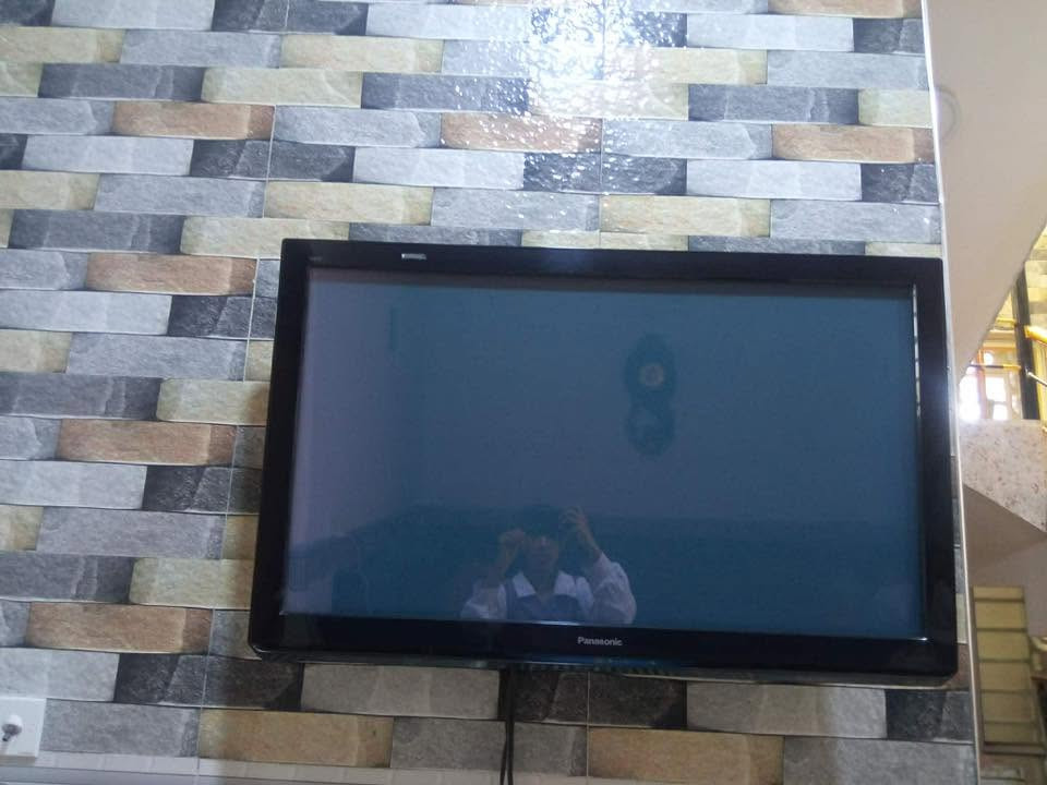 شاشه حجمه ٣٢ شغاله ألوانه كلش حلوه كل القنوات بيه تشتغل بس نت اله واير USB من اي محل تلفونات تلفزيونات سعره ٨٠ الف 
***********
